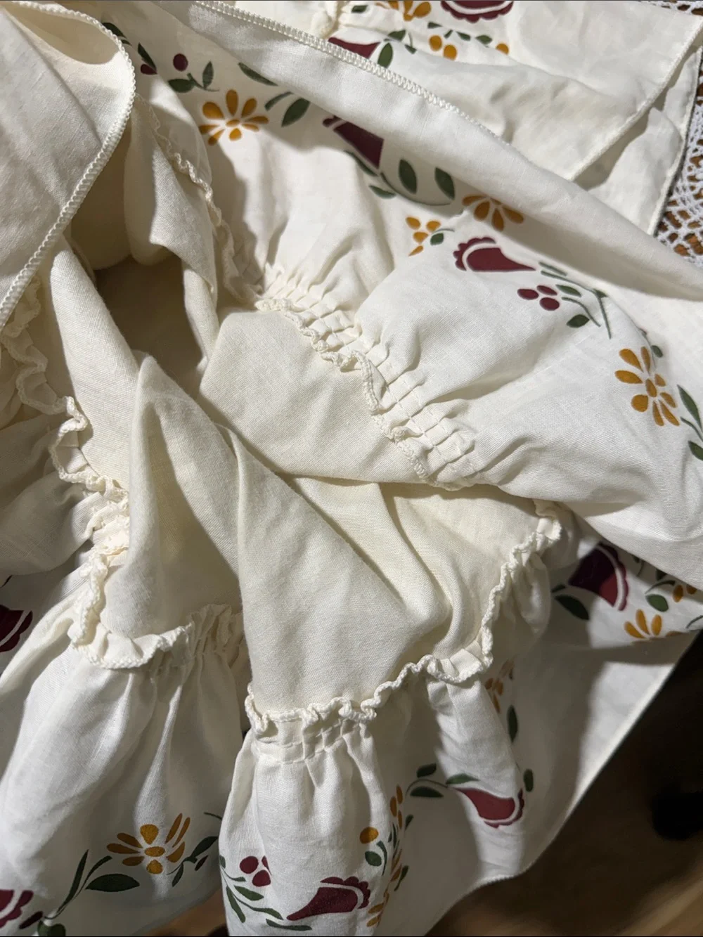 Vintage Cottagecore handmade Cream Ruffled Floral tulip round tablecloth🔥🔥